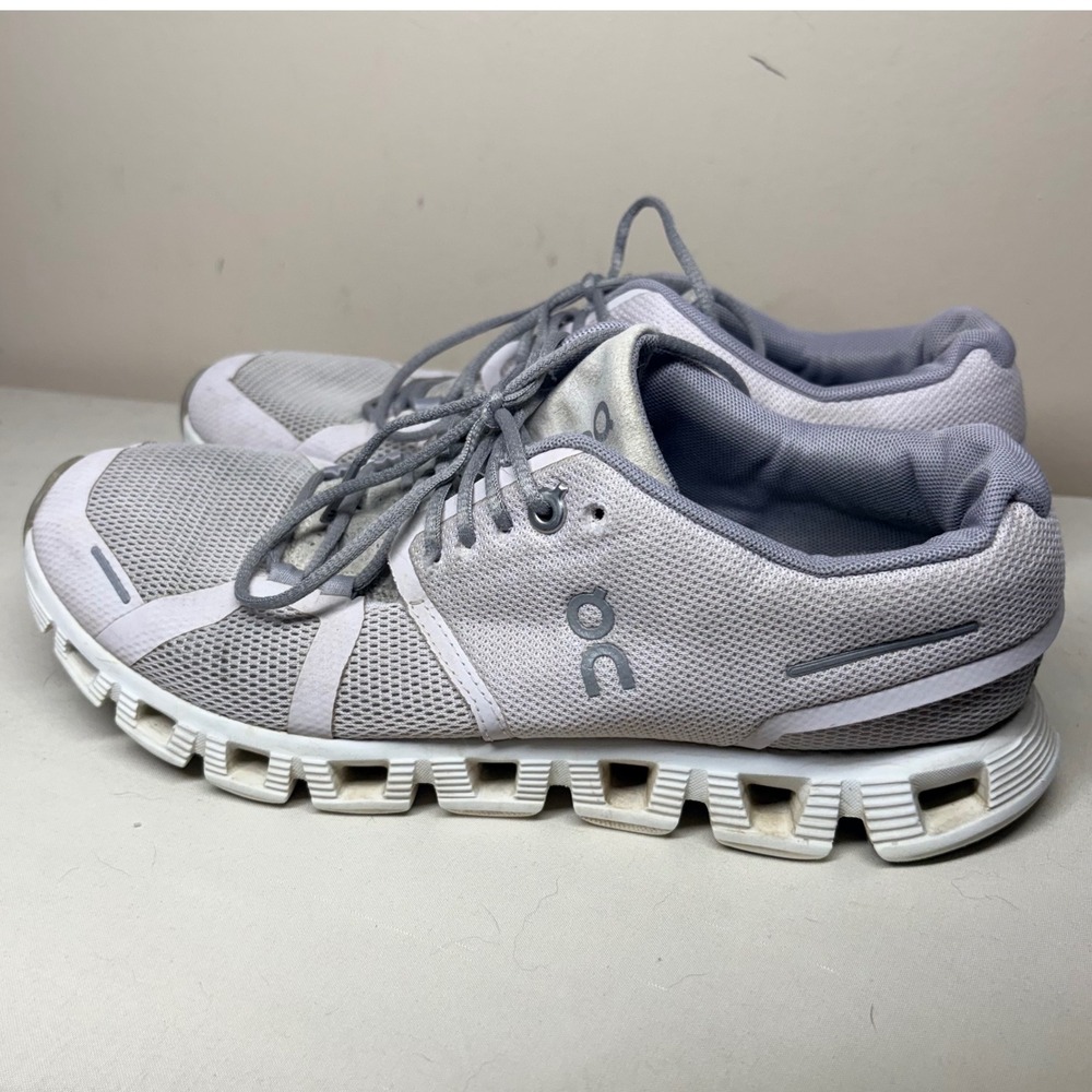 On Cloud Women Gray White Running Shoes Sneakers 59.98899 US 7.5